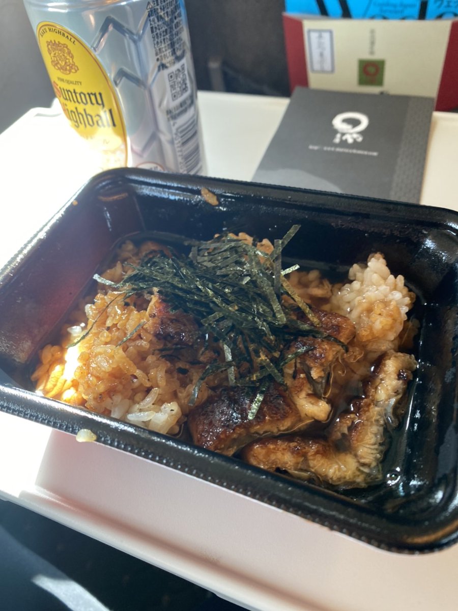 _kingmou's tweet photo. 名古屋の帰りは🚅
ひつまぶし弁当とハイボールでしょ🐄

#まるや本店 https://t.co/J0mEI41CW9