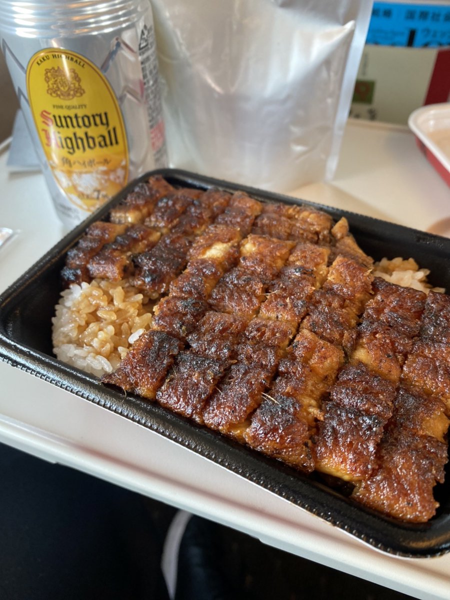 _kingmou's tweet photo. 名古屋の帰りは🚅
ひつまぶし弁当とハイボールでしょ🐄

#まるや本店 https://t.co/J0mEI41CW9