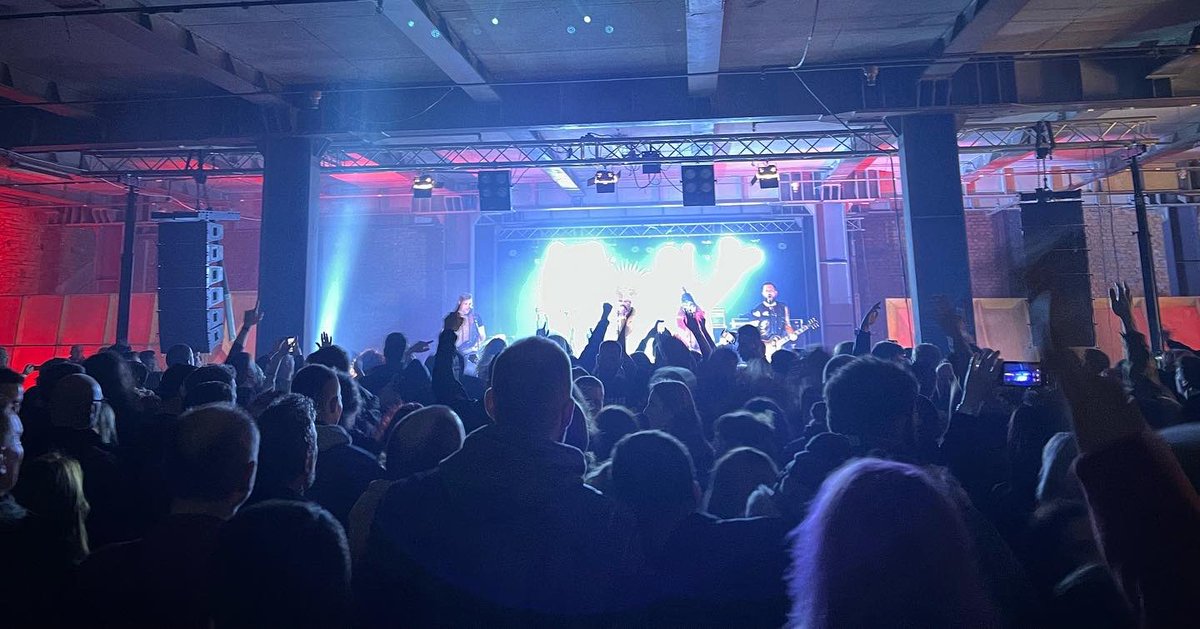 Antivalentinovo se sinoć vratilo u rodni grad! Hvala #Rijeka 🙌 #antivalentinovo <a href="/Let3Mrle/">Let 3</a> #alejuandrobuendija #zivoblato #thesiids #marskoncerti