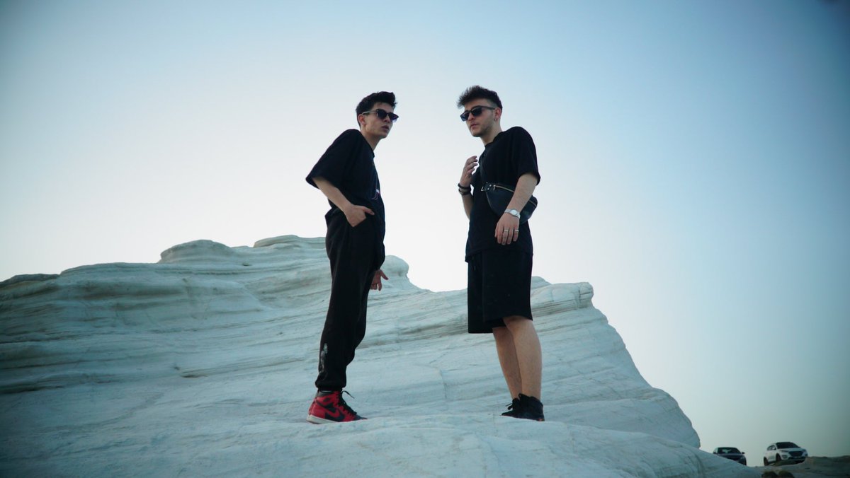 Elyas &amp; Taha, duygusal mı duygusal yeni şarkı Neyim Var'la özgün alternatif pop çizgisini daha da belirgin hale getiriyor. 💚 spoti.fi/3tpt3lG