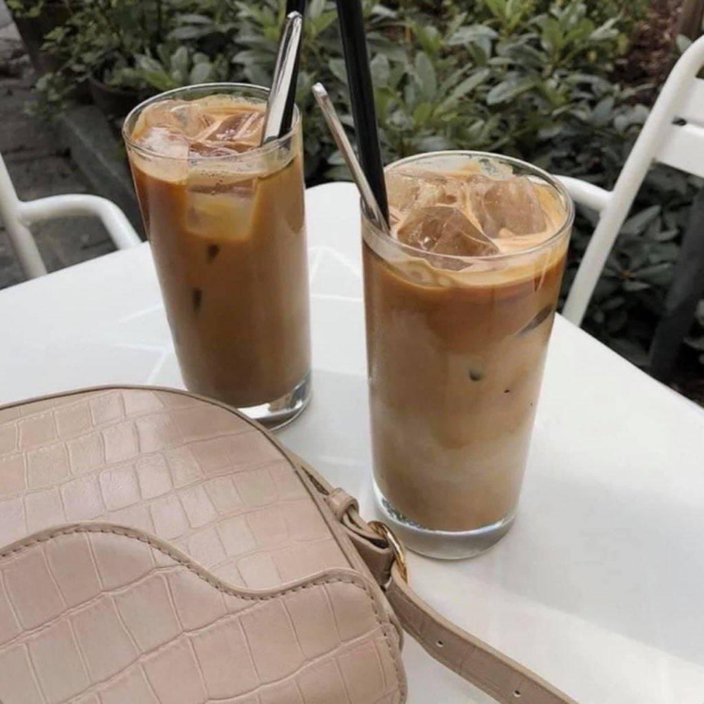 ngopiss's tweet photo. iced coffee date with the right person https://t.co/n8sEopaYDW