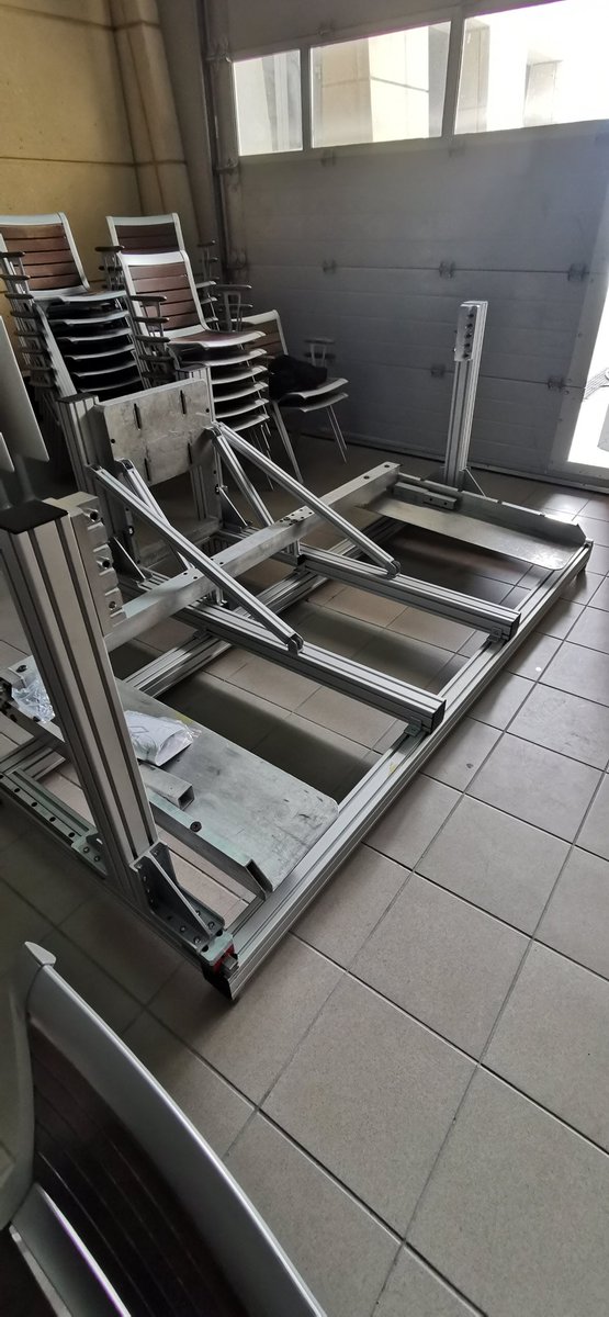 Flyingfarrier's tweet photo. This is the FIA F1 front wing deflection tester. But all I see is Sim Rig. @DaveCamYT it's all your fault. I'm ruined.

#smokingsteelgarage #Formula1 #Davecam https://t.co/PX5QbGQyCG