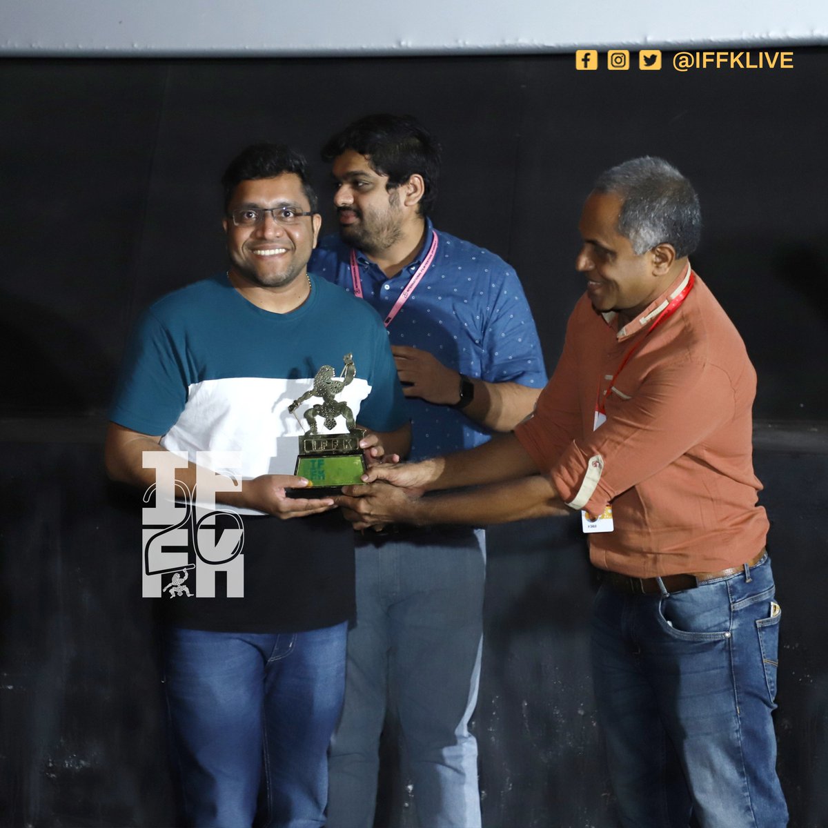 iffklive's tweet photo. Introduction and Q&A of #Kallanottam / The False Eye at Kalabhavan Theatre
Memento handed over to @rahulrijinair by @h_shaji Deputy Director (Fest)
#iffklive #iffk #iffk2022 #allusion #26iffk #iffk2022 #TheFalseEye https://t.co/pTSSn2Bt3W