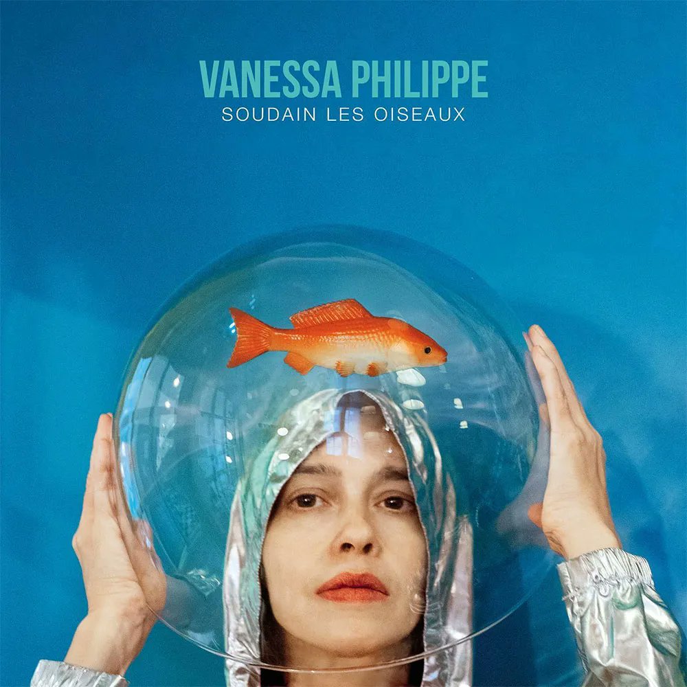Vanessa Philippe – Soudain Les Oiseaux 
Avec « Soudain Les Oiseaux », la chanteuse affine son style, qui mêle à ses chansons Pop de discrètes influences Rock. 
<a href="/vansphi/">Vanessa Philippe</a> <a href="/LAMAGICBOX/">LAMAGICBOX</a> <a href="/damnation55/">LaMagicBox (EST)</a> (LePoissonSpatial/ @modulormusic )
lamagicbox.com/magazine/?p=31…