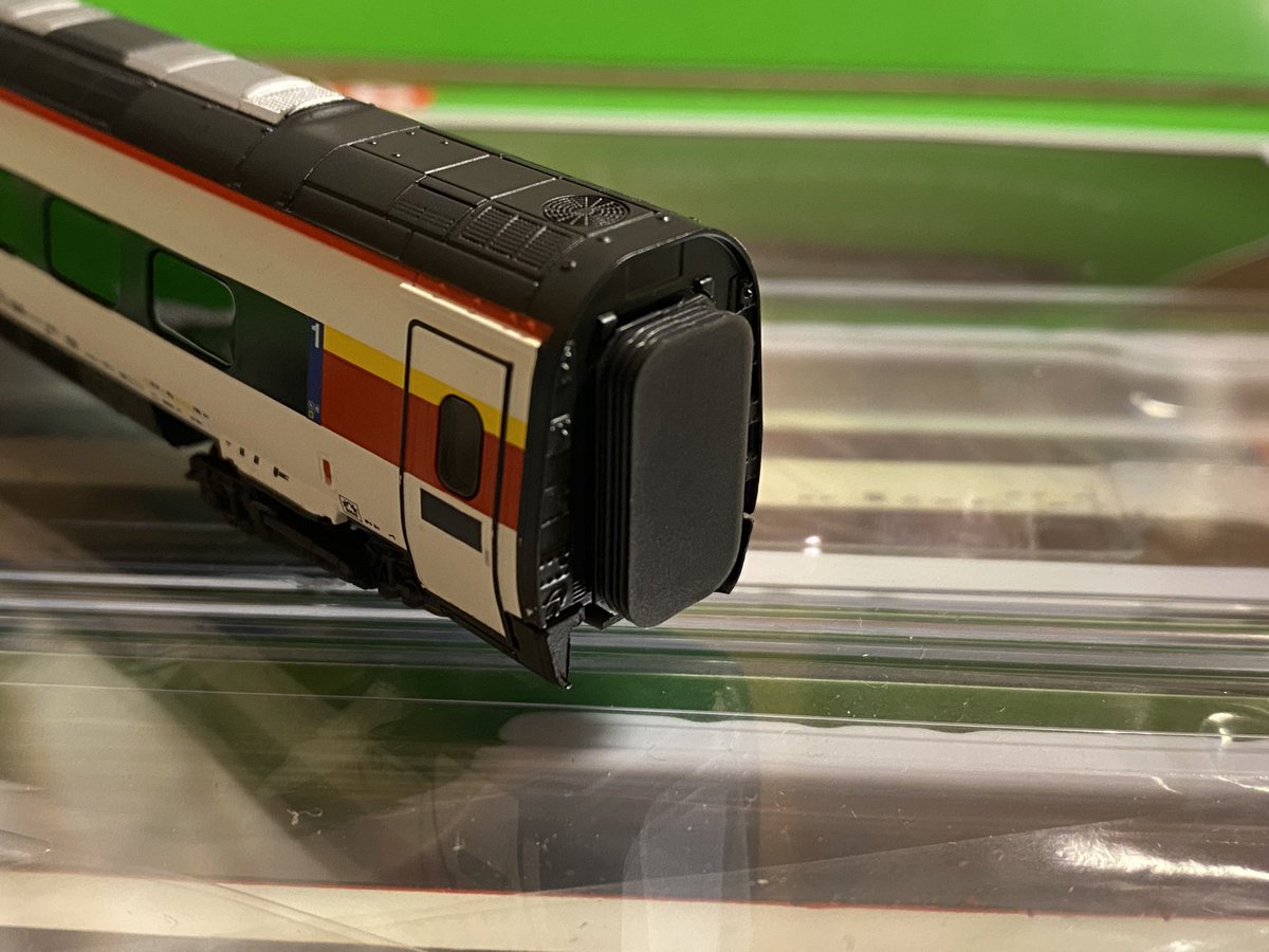 H2756839818's tweet photo. 先頭車が動力車で先頭連結器は無し
車外カメラの突起はちゃんとあり連結器カバーもETR610とは別
カプラーはドローバーで幌は僅かに動きます
FleischmannのICE Tの様な車体傾斜機構はありません
#RABe503 https://t.co/4cgNFyZf7l