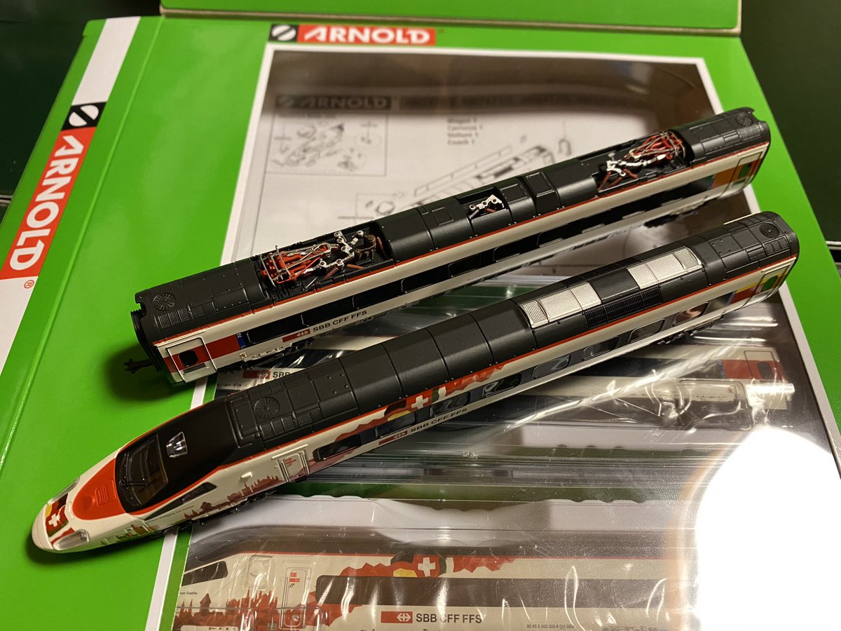 H2756839818's tweet photo. 先頭車が動力車で先頭連結器は無し
車外カメラの突起はちゃんとあり連結器カバーもETR610とは別
カプラーはドローバーで幌は僅かに動きます
FleischmannのICE Tの様な車体傾斜機構はありません
#RABe503 https://t.co/4cgNFyZf7l