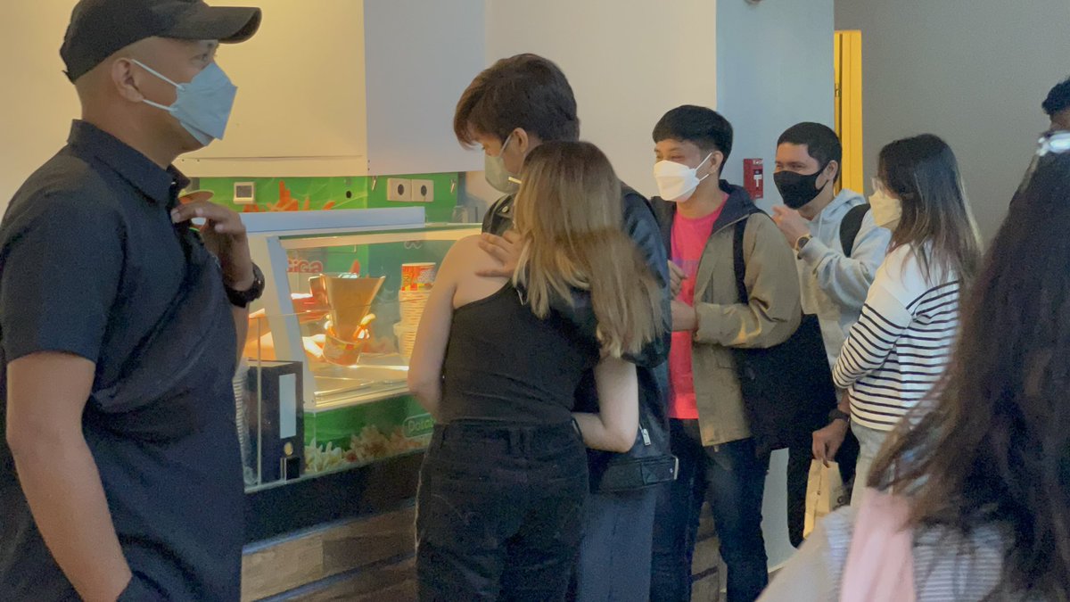 JhoeyPascua's tweet photo. What a sweet gesture of @kdestrada_ to @alexailacad love birds is in the house!! 

Subcribe to my YOUTUBE for clips later : https://t.co/q7RHWvDfRV https://t.co/YRrMLwVX03
