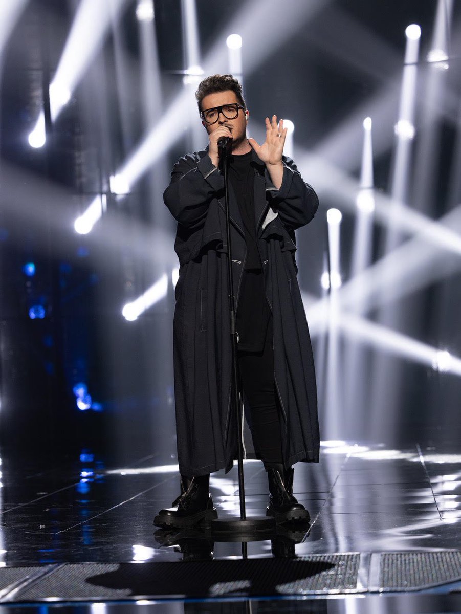 OlympeMusic's tweet photo. Merci à toute l’équipe de @TheVoice_TF1 de m’avoir invité pour interpréter mon single #JroulePlusViteQueToi sur le plateau ! 🙏🏼 @pascalguix @MatthieuGrelier @nikosaliagas @JeromeMaubert 
Photo de Marwan Moussa. #TheVoice https://t.co/Wn2KCWk1sj