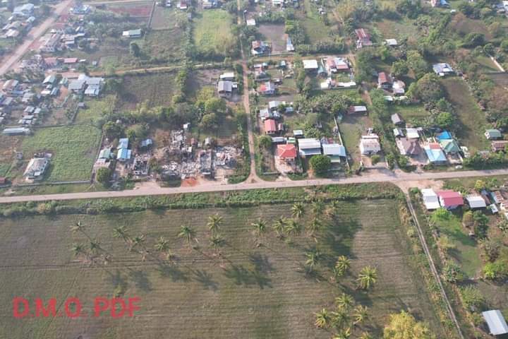 kbztainews's tweet photo. ■ ဒီးမော့ဆိုမြို့နယ်၊ ဒေါငံခါးရွာမှ ပြည်သူပိုင်​နေအိမ် ၄၀ ထက် မနည်းကို စစ်ကောင်စီက မီးရှို့ဖျက်စီး
Link - https://t.co/nmiWKzKnrL
#KBZTaiNews  #20March2022 https://t.co/CIbH9gtcrf
