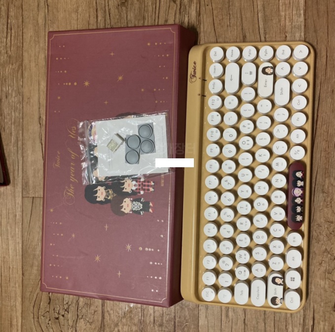 spmph_request's tweet photo. ❗️HELP RT❗️(March PASABUY-PAHANAP)

✨Twice Mini Wireless Keyboard✨

⭕️1 slot 
⭕️1,700
⭕️DOP: 2 weeks
⭕️ETA: 2-4 weeks after ship-out

Reply "Mine" to reserve

#SPMPHPASABUY https://t.co/cNqv6p03tf