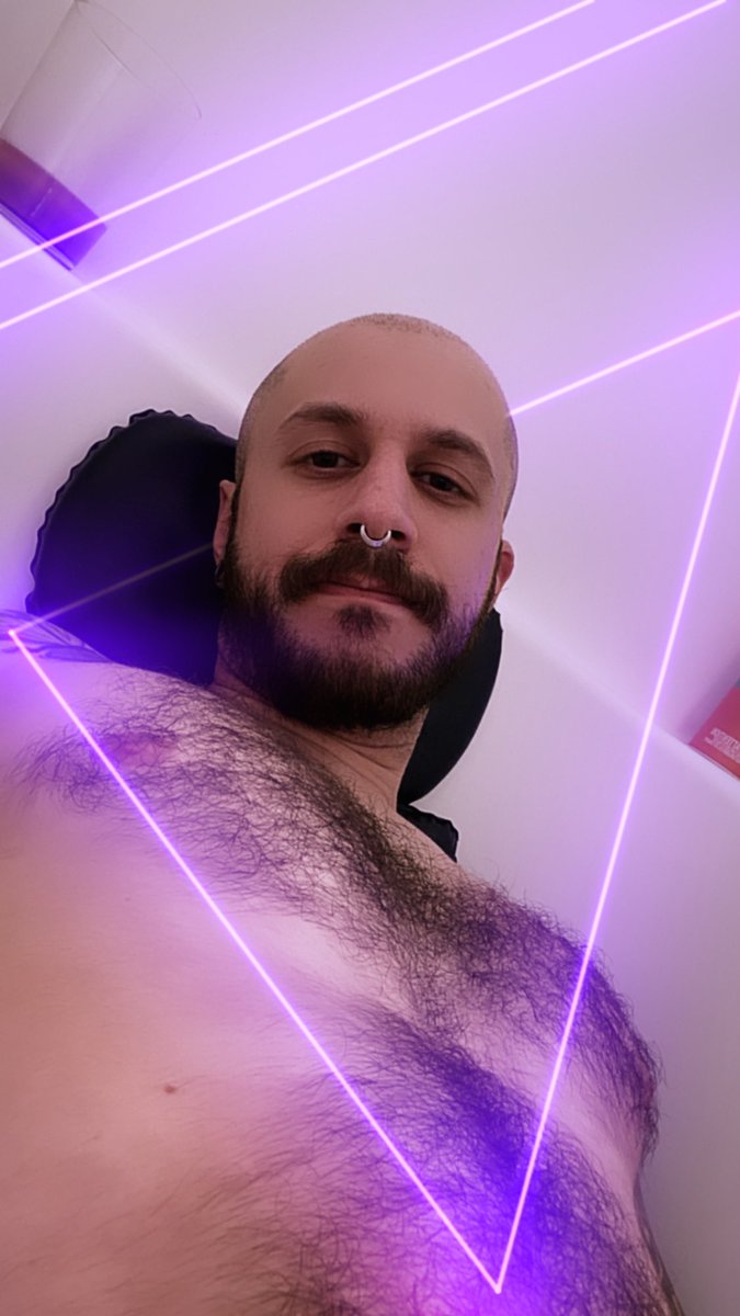 thedaninthemoon's tweet photo. Forever #tubbin 🛁 https://t.co/sbhEYRFSdX
