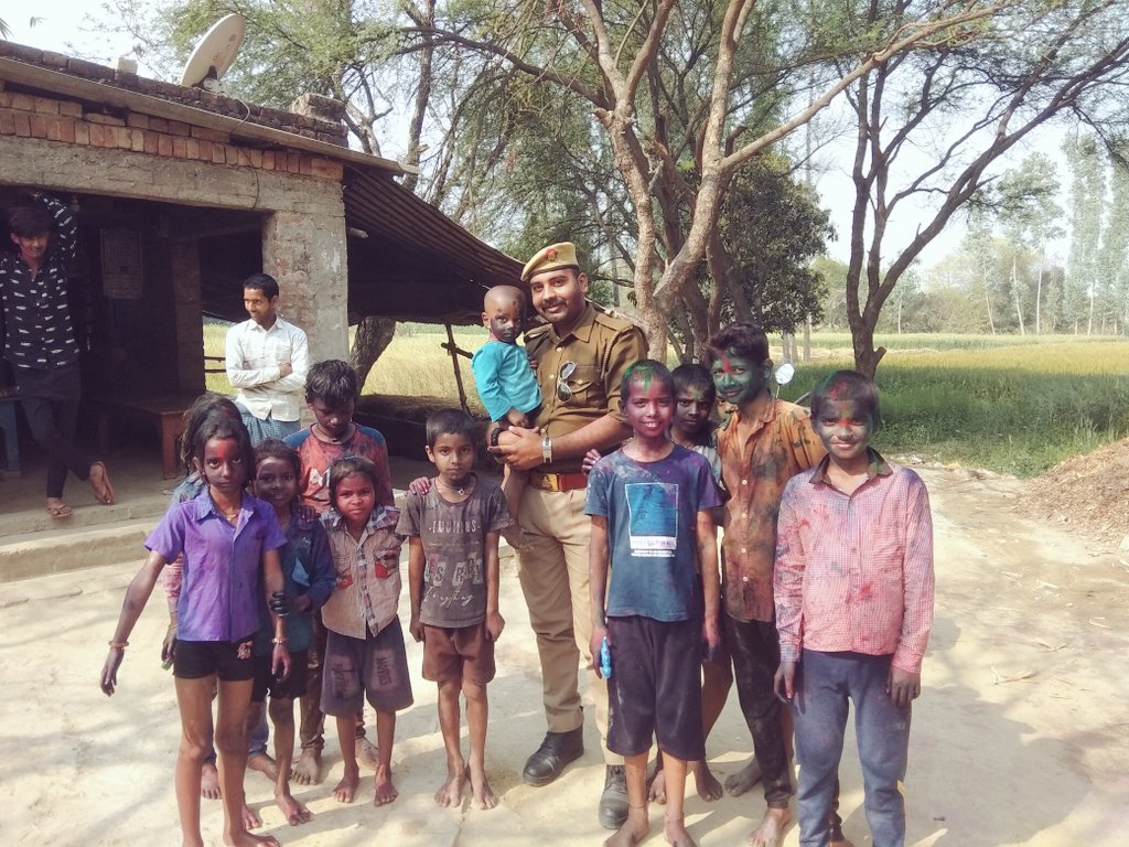 SupercopSurya's tweet photo. #फर्ज_भी_फन_भी

रंग हो, गुलाल हो, हंसी हो, मजाक हो,
बच्चे बूढ़े और जवान हो तब होता है होली। https://t.co/JzsnwXUaSn
