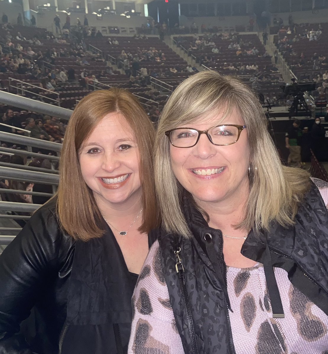 stmarshall8's tweet photo. What a fabulous evening with my amazing friend. @JourneyOfficial https://t.co/BupYTtt1Tr