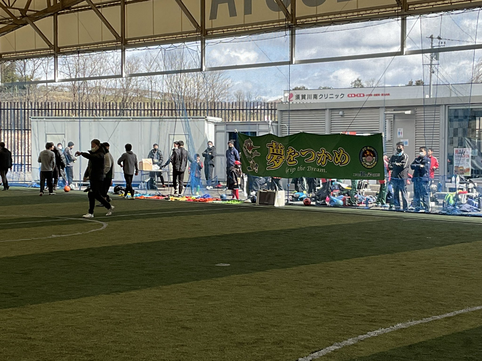 ブルースタジアムhp Fcブリーオ須賀川 さんにご利用頂きました 本日は卒団式ということでコーチや保護者の方と一緒にサッカーをされていました 低学年の子達はクラブハウス内にて卒団ムービーを見て盛り上がってました サッカー サッカー