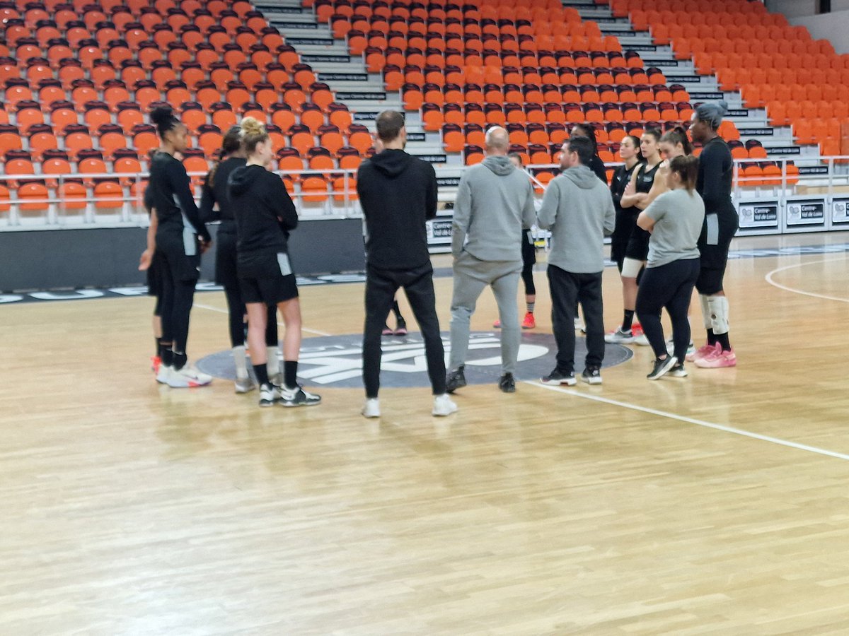 phstgenest64's tweet photo. Merci à  Olivier et Jérôme TBB  matinée de coaching d'équipe, similitudes entre 🏀er🚒
La matinée s'est terminée par une visite du mythique Prado et l'entraînement des Tangos
Merci au service formation du SDIS pour cette initiative fortement appréciée par les participants. https://t.co/FaLNMJWuRt