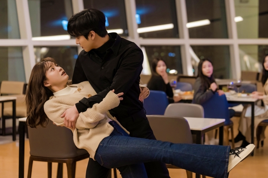 soompi's tweet photo. #AhnHyoSeop Is The Perfect Fake Boyfriend In Front Of #KimSejeong's Friends In "#ABusinessProposal"
https://t.co/sQgkvKhrae https://t.co/2FXx3DfS2W