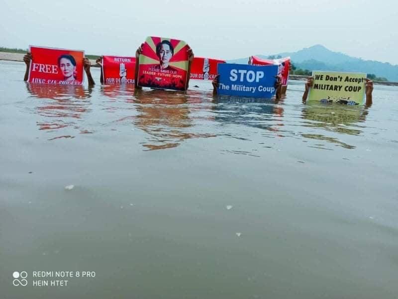 KyiZay9's tweet photo. On this day in 2021 ,young people in Namati ,Kachin staged the protest . The protest was intended to symbolize the plight of the people of Myanmar, who are ‘drowning’  under the military dictatorship.  

#2022Mar20Coup 

#WhatsHappeningInMyanmar https://t.co/04yvOukrKS