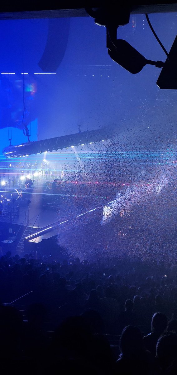 bjntweets's tweet photo. Highly recommend eating an edible and seeing Tame Impala. Every song was literally better live. He has that whole arena rocking. Elaborate light and Lazer show as well. Kevin knew exactly who was coming to the shoe.
#TameImpala #Rushium #TheSlowRushTour https://t.co/VD7J50CK7e