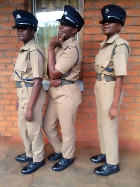 malawi_24's tweet photo. BABY MALAWI POLICE

Anthu atutumuka Kuma area pamene ku police kwalembedwa tima baby face police officers, ena akuti nkutheka apanga izi dala ndicholinga choti tikathane ndi ana anzawo ongoyendayenda mma town a Blantyre ndi Limbe. https://t.co/d2Mop2oBWe