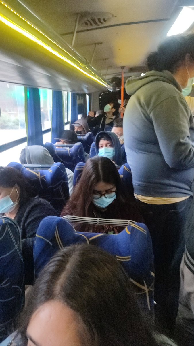 TereValenz's tweet photo. @T13 Y en la locomoción colectiva ? En qué momento hay aforo ?? Micros llenas, más ahora con la llegada de los estudiantes. Colectivos lo mismo. No hay ventilación, y no interesa que la gente vaya parada y pegada a la puerta, ahí no existe el virus ? 
Realmente es un chiste.
@T13 https://t.co/ZV5usmpAa4