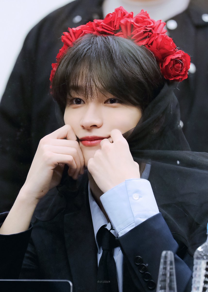 9oclock1213's tweet photo. 220313 #나인 

🌹❤️🌹

#OnlyOneOf #온리원오브 
#NINE @OnlyOneOfmember https://t.co/jWBdcMClBI