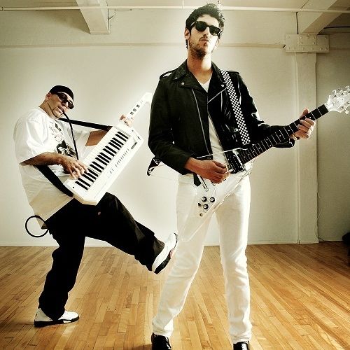 Chromeo саишот. Fancy footwork chromeo. Группа chromeo. Chromeo - old 45's девушка в белом. Fancy footwork chromeo.