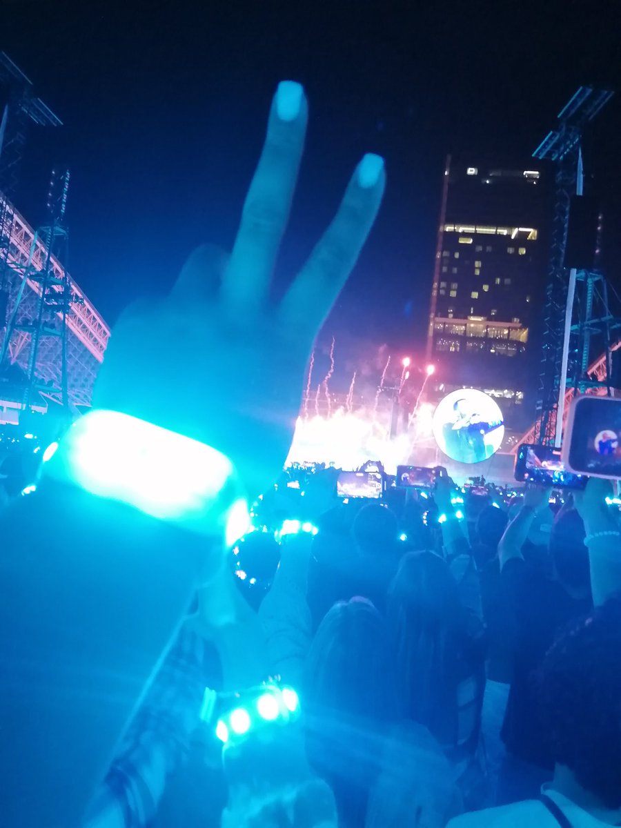 La que duerme 💛 tweet media