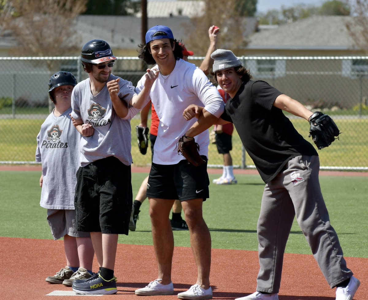 MottCarson's tweet photo. Had a blast with some amazing kids today volunteering for Simi Valley Challenger Baseball⚾️🧢@simi_football https://t.co/JplLywmrnn