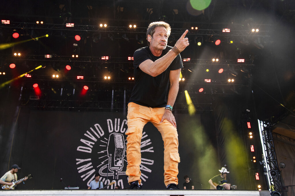 philiater1's tweet photo. Duchovny Sings https://t.co/Yq2EsB2HuK
