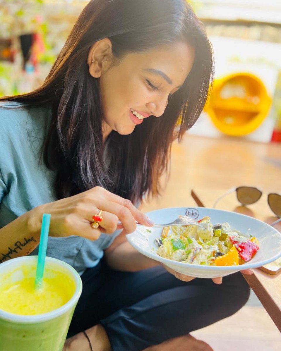 MusrathNaveeth's tweet photo. 😍😍😍Happy Sunday🖤🖤🖤
#Pavni𓃵
#Pavanians❤️
#KeepRockingPavni
#Pavni
#WeLovePavni
#BiggBossTamil5
@Pavani9Reddy https://t.co/me3kUkkSR2