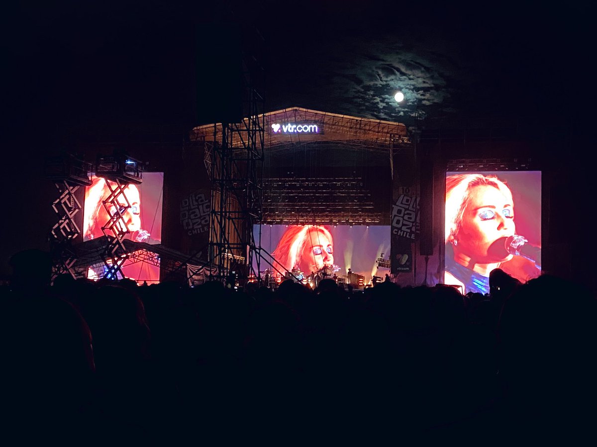 musodelrio's tweet photo. Miley Cyrus, la luna; en fin, espectacular. https://t.co/6MmehDZxy1