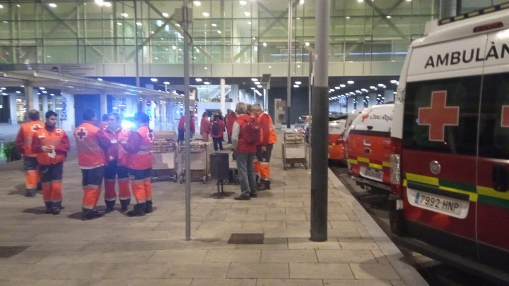 Llega el avión a Barcelona desde Varsovia, familias de niños y madres ucranianas que huyen del conflicto ayudadas desde Polonia y gracias a la colaboración de <a href="/nadiyaspain/">Nadiya</a> y tuakogida_Ucrania , 220 personas, gracias @samur_pc y <a href="/BSFCAT/">BomberosSinFronteras</a>. Buses a Madrid y rumbo a hogares por España