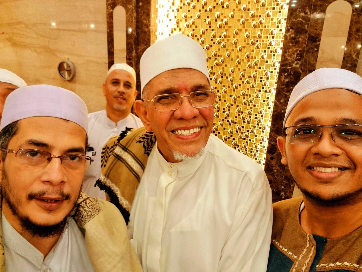maheer_joefrie's tweet photo. Bersama Hal,Habib Muhammad Bin Ali Al Jufri dan Gurunda AlHabib Ustadz @abubakarsegaf di acara haul Jid Habib Ali bin Muhammad Al Jufri, mudah2 an hal dan ustadz panjang umur dan sehat afiyah selalu https://t.co/1ULVfQCMY2