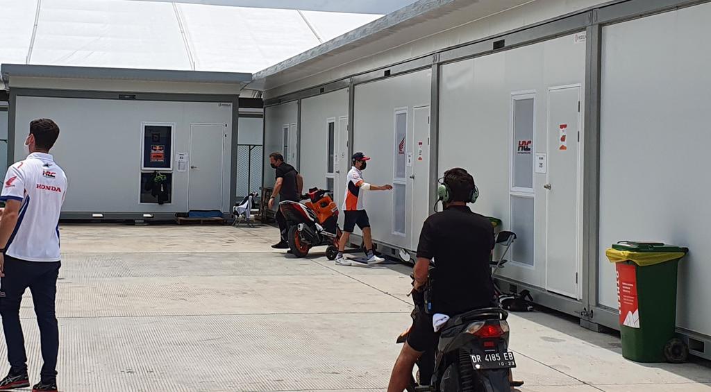 motoupdate's tweet photo. MARC Marquez baru balik Dari Mataram, ada semacam pembalut di tangan kanannya https://t.co/tmgg0gCkTG