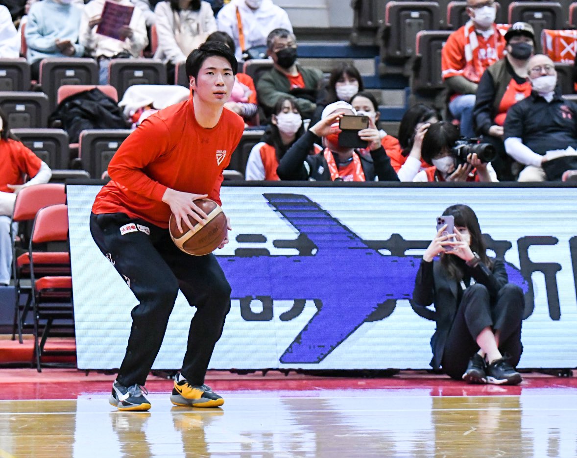 CHIBAJETS's tweet image. それぞれの仕事をこなす選手と広報の図🏀📸 #chibajets #Bリーグ #BeProfessional #千葉ジェッツの流儀 #千葉ジェッツ