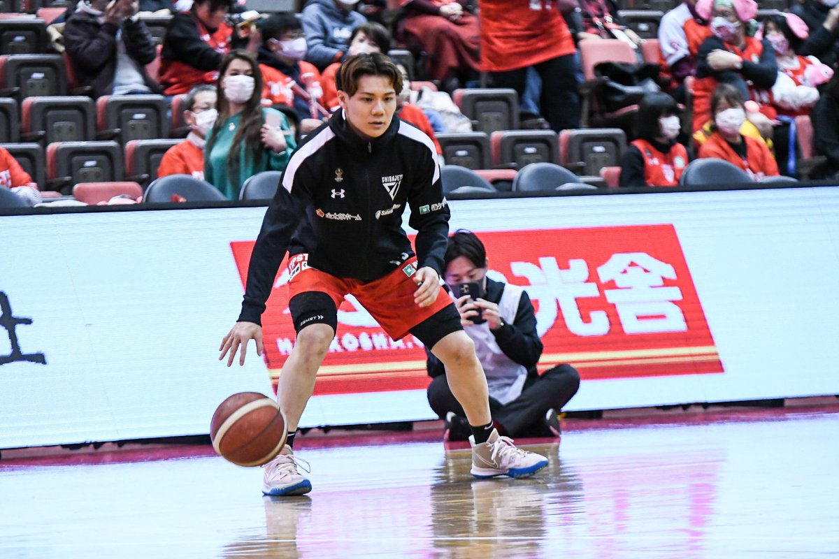 CHIBAJETS's tweet image. それぞれの仕事をこなす選手と広報の図🏀📸 #chibajets #Bリーグ #BeProfessional #千葉ジェッツの流儀 #千葉ジェッツ