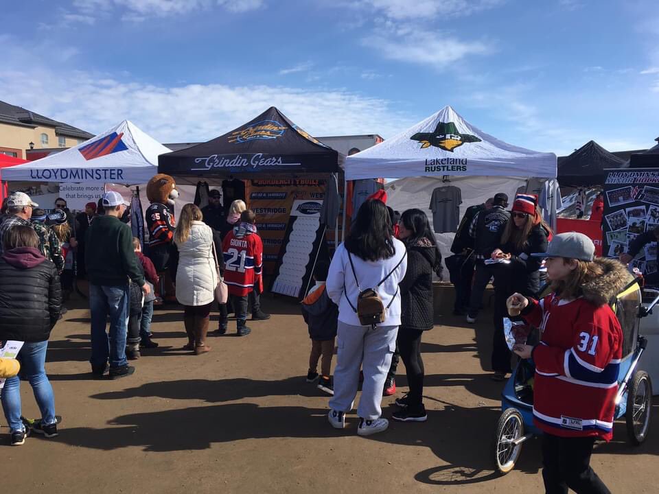 Fun day at @hometownhockey_ Spent some time helping out in the kids zone! Caught some of the Hockey Circus Show, live music and so much more!  The fun continues tomorrow at the Servus Sports Centre! #yll #Hometownhockey