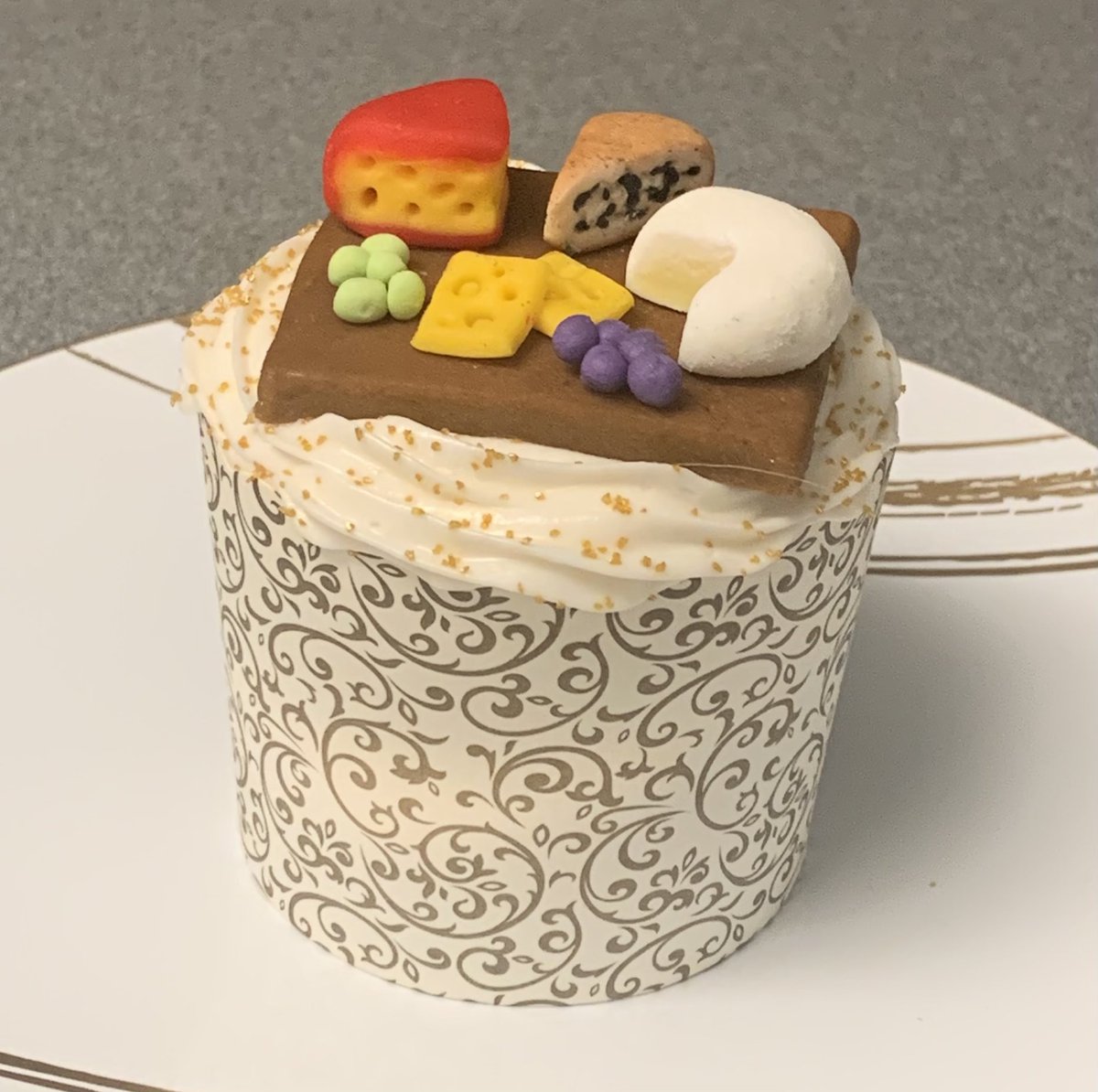 4_Min_Warning's tweet photo. Just sent in my #fannibalfest cupcake design! Franklyn: “I discovered that we are cheesefolk.” S1 E7 Sorbet
I made Camembert, Emmentaler, Gorgonzola, grapes &amp; the board out of fondant, following a tutorial on clay miniatures😂Had a lot of fun making it https://t.co/Vfr88RFWGD