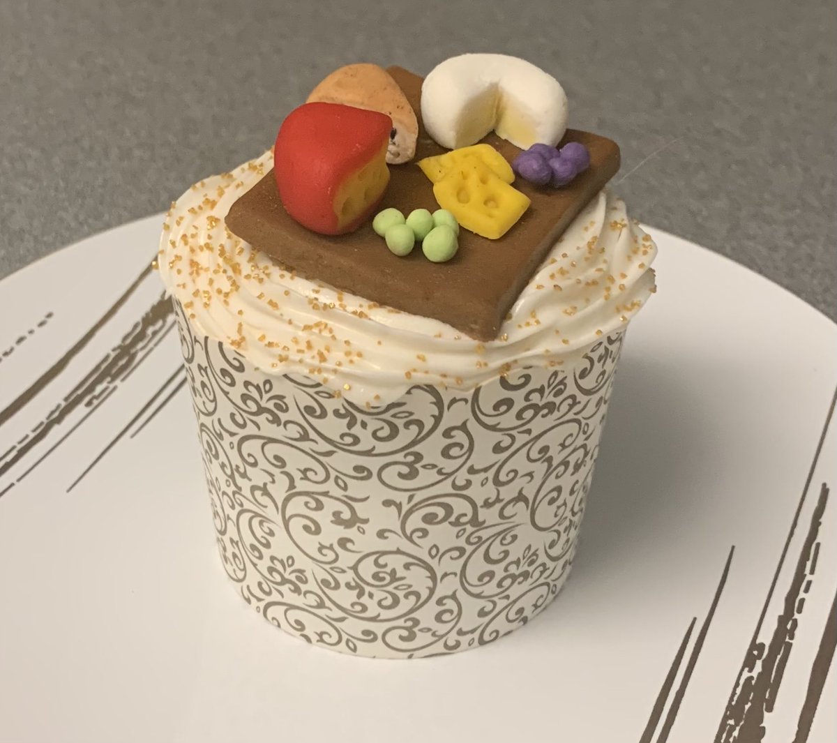 4_Min_Warning's tweet photo. Just sent in my #fannibalfest cupcake design! Franklyn: “I discovered that we are cheesefolk.” S1 E7 Sorbet
I made Camembert, Emmentaler, Gorgonzola, grapes &amp; the board out of fondant, following a tutorial on clay miniatures😂Had a lot of fun making it https://t.co/Vfr88RFWGD