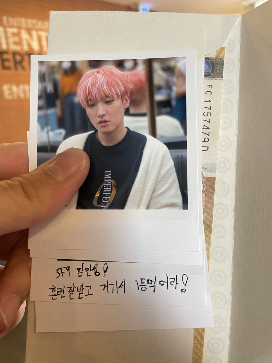 lyllin_'s tweet photo. 유태양 머리 자르고 용돈 준 듯
머리자를땐 뒷주머니에 있네 
사진 인화도 해오고 편지는 볼펜이 잘 안나온건지 두번이상 눌러쓰고.. 진짴ㅋㅋㅋㅋ https://t.co/cscOdd3oKT