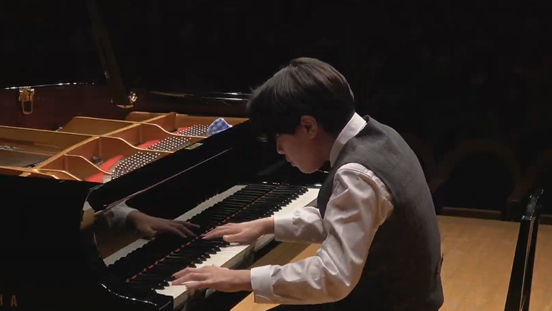 ptna_compe's tweet photo. 13.C級【金賞】: 羽賀　啓人／プーランク《15の即興曲》 より 第1番、第3番

プーランクの15曲の即興曲は、どの曲も僕にとって魅力的に聴こえました。練習した中でもこの2 曲は特別で、今回の晴れやかな舞台��弾ける事を、大変光栄に思います。

🎥https://t.co/2idc3OqT2E

https://t.co/GBSXxhuuxi https://t.co/yCfDv0zkIr