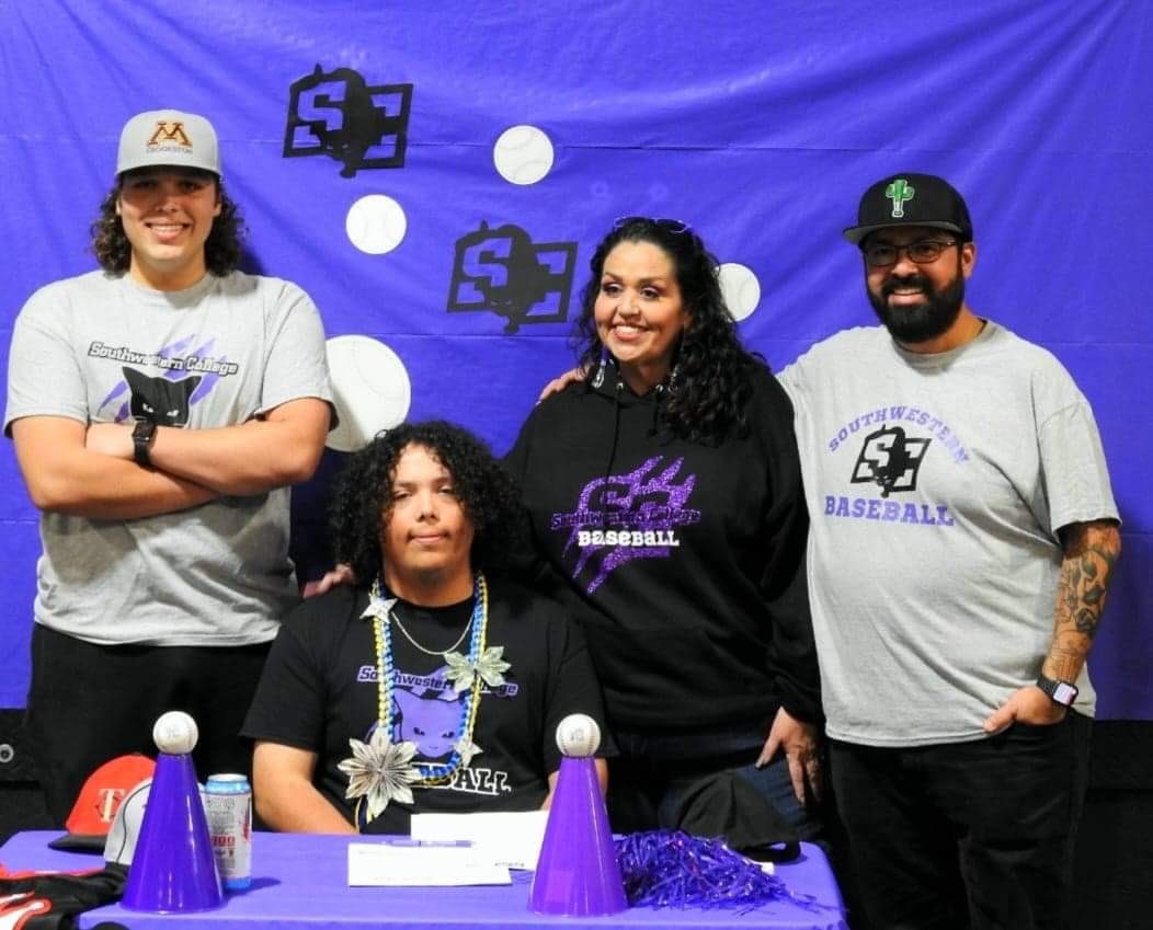 raudelwilson's tweet photo. Proud to announce that my son, Albert Wilson, officially signed his letter of intent to play baseball at Southwestern College! @BuilderBSB @buildersports @Moundbuilders @TCcollegebound πβΎοΈπββ¬ #BuilderBaseball #MoundBuilders #TheJinxIsOn https://t.co/nOk9zJNiOB