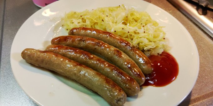 近所の燻製店で買ってきたソーセージうまうま 