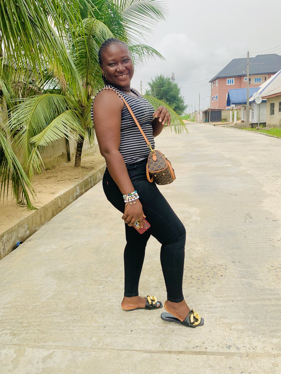 JamesIkio's tweet photo. Fine girls like us no need flat tummy 😁😂 https://t.co/l7Vjojq2yM