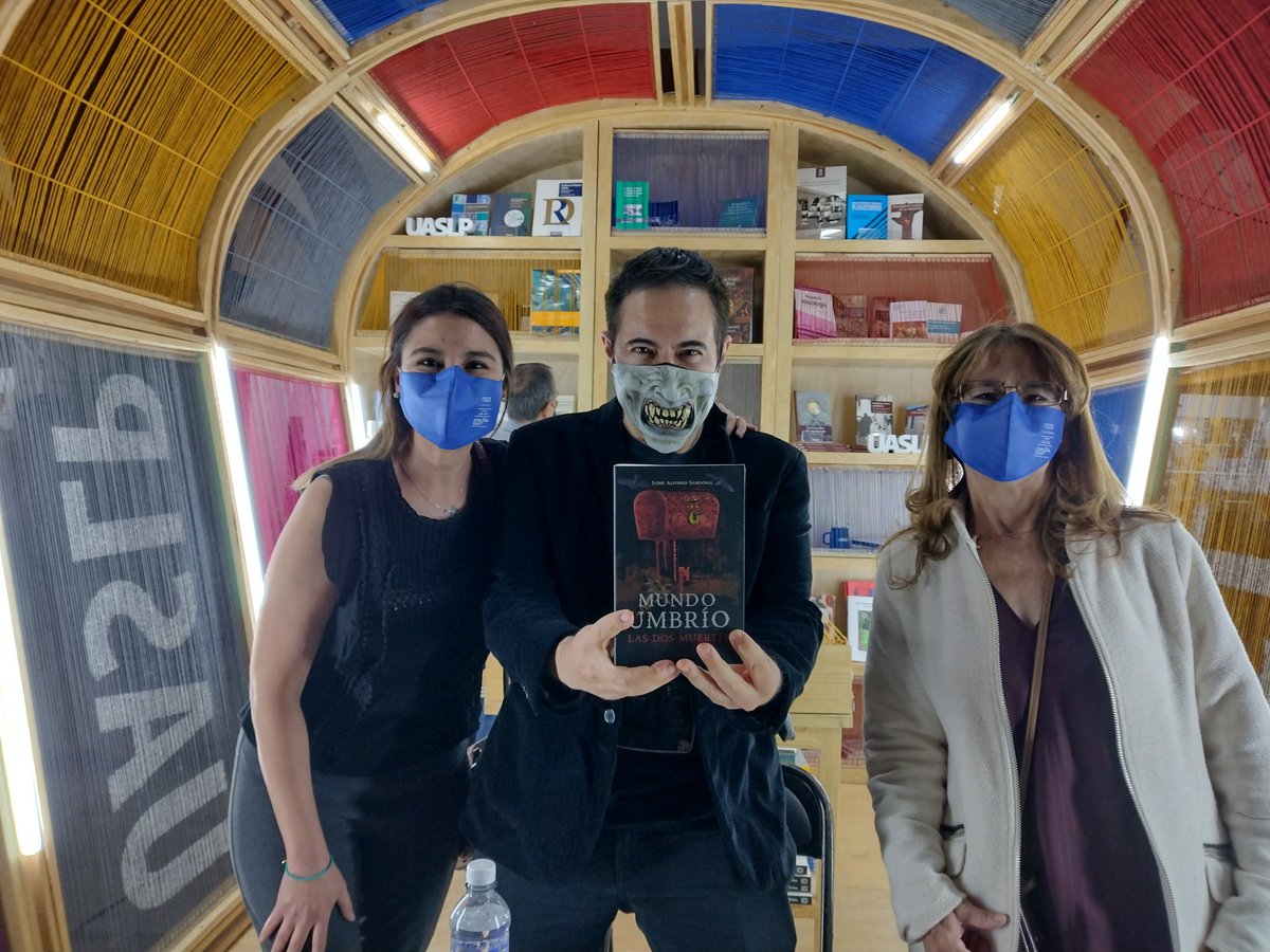 jeny_scanlan's tweet photo. Disfrutamos mucho tu umbría presentación @jaimealfonsos en la #FeriaDelLibroUASLP . 👏👏 ¡Vuelve pronto! 🦇 https://t.co/oCFV3P8Y63