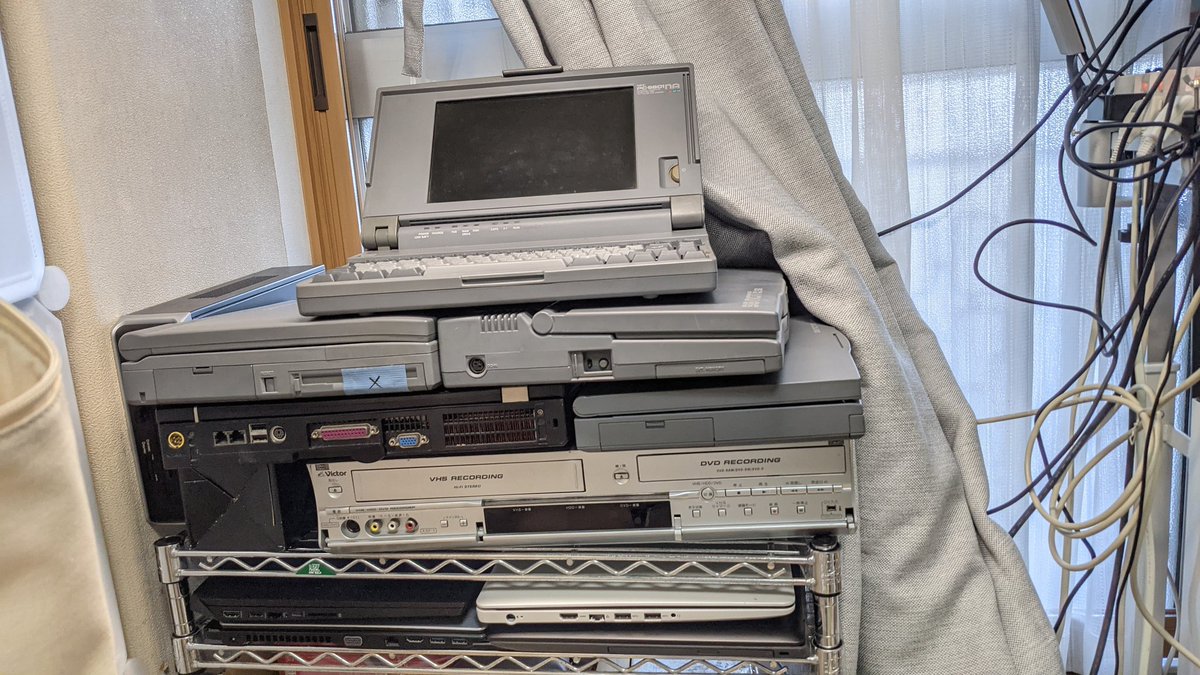 okayumentalsan's tweet photo. ノートパソコンの厚さ比較してたので、PC9801-NA置いときますね🙇‍♂️
#PC98 #98note https://t.co/iedl3oT91q