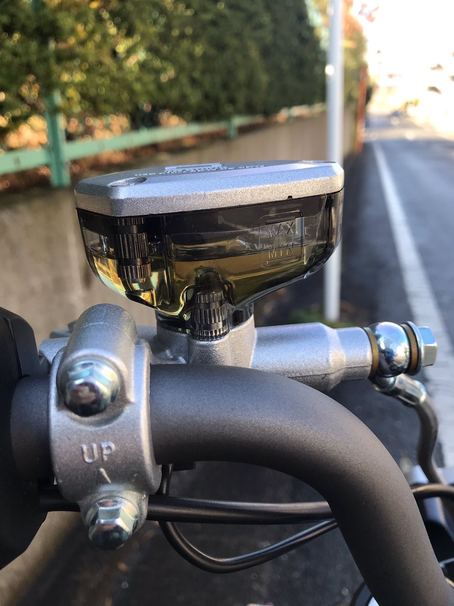 yururi0701's tweet photo. 2022/2/18
納車より、約3ヶ月で1,000キロ。
主に通勤のみに使用。
純正マスターシリンダーがクリアだから、ブレーキオイルの減りがすぐ分かるのが、地味に良い。

この間、バッテリー50%切っての坂道でスーパーカブにジリジリと引き離された。

 #SUPERSOCOTC
 #電動バイク
 #電動バイク備忘録 https://t.co/F5Fvp83igw