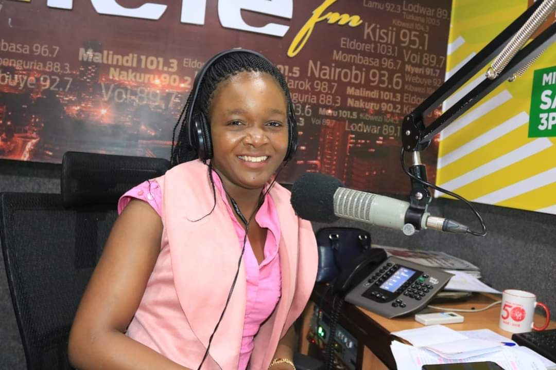 MmboneMercy1's tweet photo. Good morning. Amekupa afya na uhai bure , Una kila sababu ya kusifu Huyu Mungu . Tupatane kwenye #ShangweNaUtukufu @Milele_FM kuanzia saa tatu Hadi saa Saba .
@FrankTheDeejay https://t.co/48Z9d8JtTz