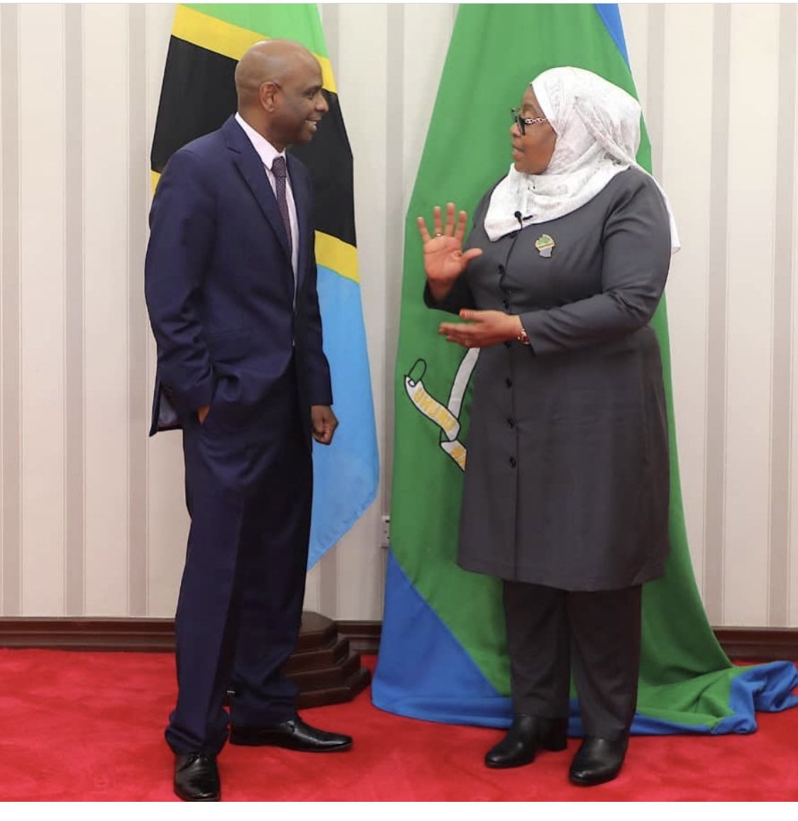 CatherineRuge's tweet photo. Majibu ya @SuluhuSamia kwenye interview na @Salym 
yamejaa kiburi, dharau,makasiriko, swali juu ya swali, kusuta, Hii sio sahihi, anatakiwa kufahamu yeye ni Rais na majibu yake yanatakiwa kureflect Taasisi ya Urais.
@mawasilianoikul  msaidieni Rais! https://t.co/DiUJmr0d1p