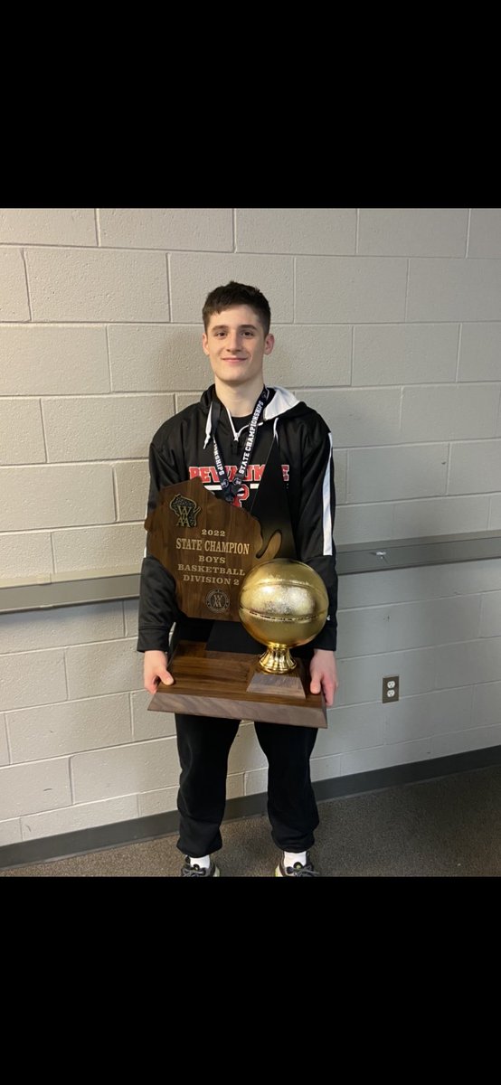nick_janowski12's tweet photo. Back 2 Back State Champs - Beyond Blessed and Grateful - Seniors, thanks for everything. You truly changed my life🤞🏻♥️ https://t.co/JlZBDGoINI
